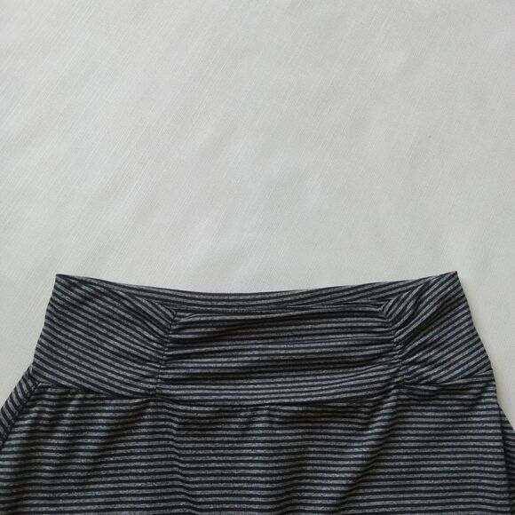 Tranquility Dark Heathered Gray Striped Knee Length Casual Skirt Women's Medium - Picture 4 of 12